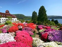 山のホテルの庭園。5月にはツツジとシャクナゲが色とりどりに咲き誇ります。