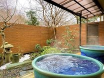 ■男湯　令和元年オープンしたテラス露天風呂。中庭を眺めることができます。
