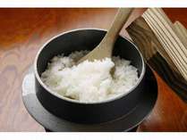 お釜炊きご飯。新潟よりコシヒカリを玄米で取り寄せ自家製米。