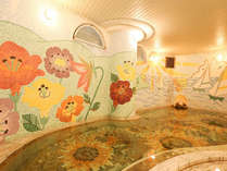 【花のお風呂】タイルで演出された花の壁面及び湯船の中まで装飾を施された匠の技をご覧くださいませ。