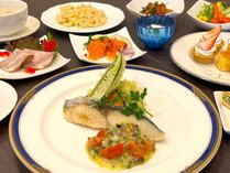 季節の魚料理一例は、鰆と夏野菜のフリットの爽やかラビゴットソース添え。サイドディッシュは食べ放題！