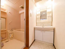 *本館（2LDK／一例）バスルームと洗面台には必要な設備がそろっています。