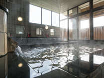 天然温泉大浴場は、清掃時間を除き24時間利用可能。　時間を忘れてゆっくりと温泉に浸かってください。