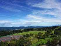 【ホテルからの眺め】天気の良い日は、遠くの山々や津南町を望むことができます。