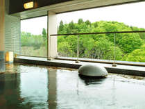 【＜東館＞展望露天温泉（7F）】ゲレンデ側の「展望露天風呂」。自然を身近に感じながら入れます。