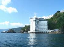 【外観】全国的にも珍しい「海の上に建つホテル」。花火大会は正面からご覧になれます