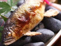 ・夕食一例：川魚の塩焼き。香ばしく焼き上げております