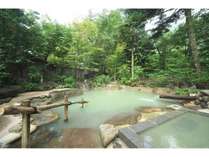 外風呂「蒼の湯」殿方用。緑褐色のにごり湯の色がうすい日やにごらない場合もあります