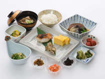 おいしい山形県産米を炊きたてでご用意、焼き魚やお漬物で和定食風(^^♪