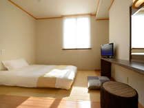 畳にベッドの「シングル和室」モダンな和の空間です。