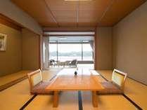 ・なぎさ館和室勝浦湾側の景色をご覧頂ける落ち着きのある和室。