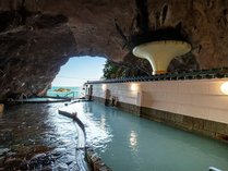 大洞窟温泉忘帰洞。名湯と太絶景に浸りながら、ここでしか過ごせない特別な時間をお楽しみいただけます
