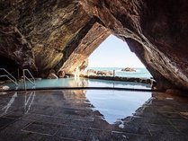 大洞窟温泉忘帰洞。名湯と太絶景に浸りながら、ここでしか過ごせない特別な時間をお楽しみいただけます。