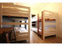 2段ベッドが2台の最大4名のお部屋です。グループ、ファミリーに最適なお部屋です。