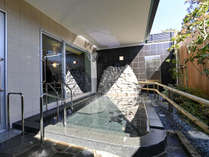 　露天風呂には、寝湯をご用意しております。六甲の風を感じながら、温泉を存分に満喫できます。