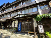 外観　当館は野沢温泉でも数少ない木造の和風旅館です。