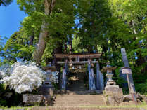 当館より徒歩1分の湯澤神社