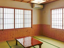 ・新館和室8～10畳　個別空調の付いた明るい雰囲気の客室