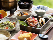 能取湖を眺めながら新鮮な焼き魚と地元の食材を使った朝食を…