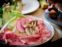 春料理一例　桜のような上質な牛肉の2色鍋