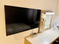 スタンダードダブルルーム　43インチ大画面４Kテレビ　壁掛けなので机も広々使えます