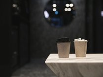 無料ドリンクコーナー／挽き立ての珈琲をご用意しております。