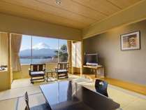ホテル本館　和室（一例）：富士の全景と湖一望