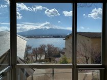 メゾネット・ベッドルーム内「リラックススペース」の富士の眺望（上階：一例）