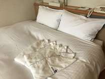 ダブルルーム(ベッド幅140cm)の一例です。全館毎日清潔で快適なデュベスタイルの布団でおくつろぎ下さい。