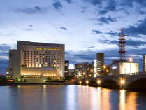 ホテルオークラ新潟は信濃川のすぐそば、萬代橋の袂に位置しています
