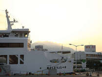 小豆島で一番船の発着が多い港、土庄（とのしょう）港から見えます！ 写真