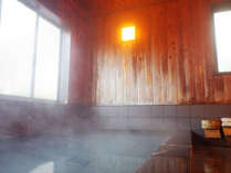 *大浴場／木の香が漂うお風呂で、窓の外の森の景色を眺めながらのんびりお入り下さい。