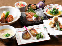 *食事一例／川魚、肉、野菜と地元の食材中心の手作りの懐石料理をご用意致します。