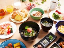 朝食は和食も洋食もご用意。ビュッフェスタイルですのでお好みに合わせてお召し上がりいただけます。