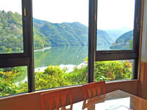【レストラン】鹿野川の素晴らしい景色をご覧頂けます。