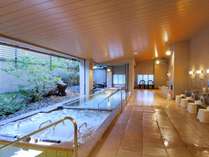 【男性大浴場・利家の湯】庭園を望む開放感に溢れた露天感覚の大浴場