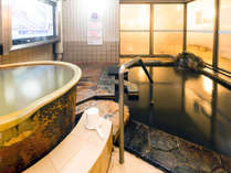 女性露天風呂。左のツボ湯は源泉かけ流し浴槽。