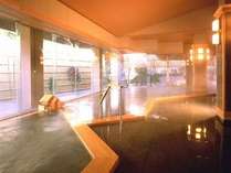 大浴場『檜の湯』檜を贅沢に使った広々大浴場は、朝夕入れ替えで巖風呂も楽しむことができます。