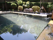 #【露天風呂-檜風呂-】当館自慢の庭園露天風呂で癒しのひとときをお過ごしください。
