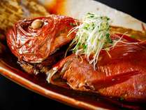 金目鯛の姿煮を丸ごと2～3人で味わえます、濃厚なタレはご飯にかけても美味しい！