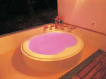 露天風呂一例（洋風露天）。自動可変水中光と泡ジェット機能付き！