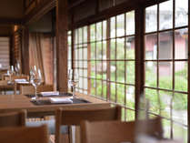 レストランは、中庭を臨めるゆったりとしたスペースを有しており、開放感のある空間です。