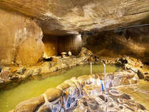 当館自慢の洞窟風呂は幻想的な雰囲気です