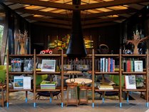 ロビーラウンジ｜TSUTAYA書店が厳選した書籍約50冊を備えた「ラウンジライブラリー」を併設。