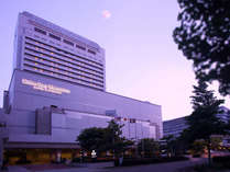 神戸港と六甲山の煌めく夜景を望む海上都市・六甲アイランドのランドマークホテル.