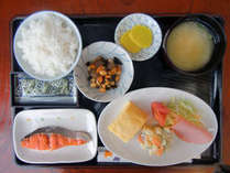 朝食は、玉子焼き、ハム、サラダ、生野菜、惣菜、漬物、味噌汁、海苔、ご飯