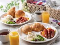 無料軽朝食サービス。7：00～10：00(最終入場9：30)迄ご宿泊のお客様皆様にサービスしております。
