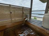 【露天風呂付き和室】内風呂のほかに海を一望できる専用の露天風呂を備えた人気のお部屋です。