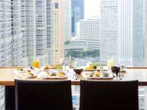 【朝食：本館25階マンハッタンテーブル】窓際席では、最上階からの高層ビル群を望みながら。
