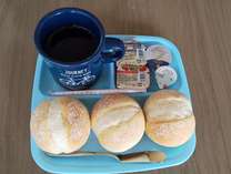 その日の朝に豆を挽いて入れるコーヒーとプチパンという簡単な朝食ですが、これがもっとも好評なんです！